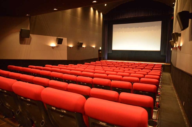 鬼滅の刃バブル の陰で苦戦続く コロナ禍での映画館存続戦略 日経クロストレンド 鬼滅の刃バブル の陰で苦戦続く コロナ禍での映画館存続戦略 日経クロストレンド