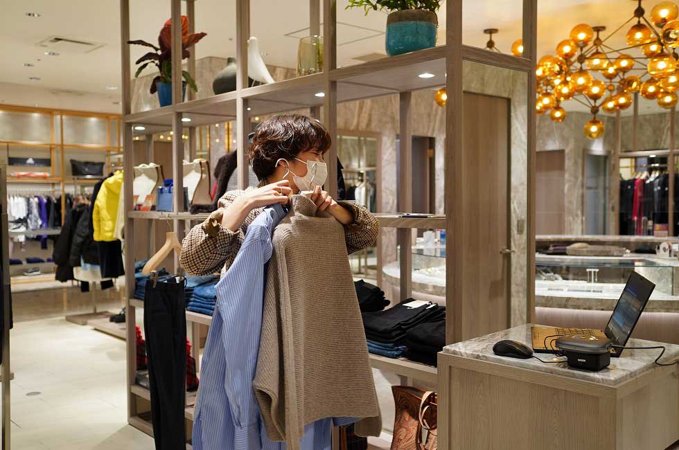 店頭と同様に客と会話をしながら利用シーンやライフスタイル、趣味嗜好に合わせて商品を提案。カシミヤなど、素材によって取り扱う際の注意事項も併せて伝える