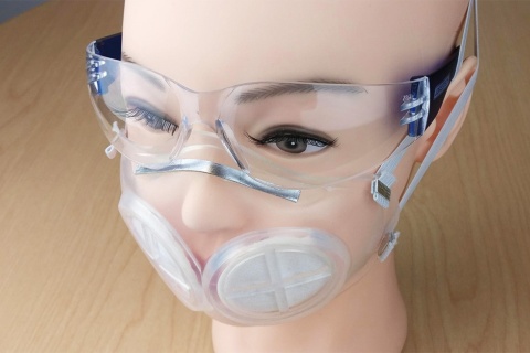 同じくMITの機械工学部助教授のジョバンニ・トラバーソ氏らによる再利用可能なマスク。フィルターの取り換えもシリコーンゴムの消毒も簡単にできることが特徴（https://www.mit.edu/）