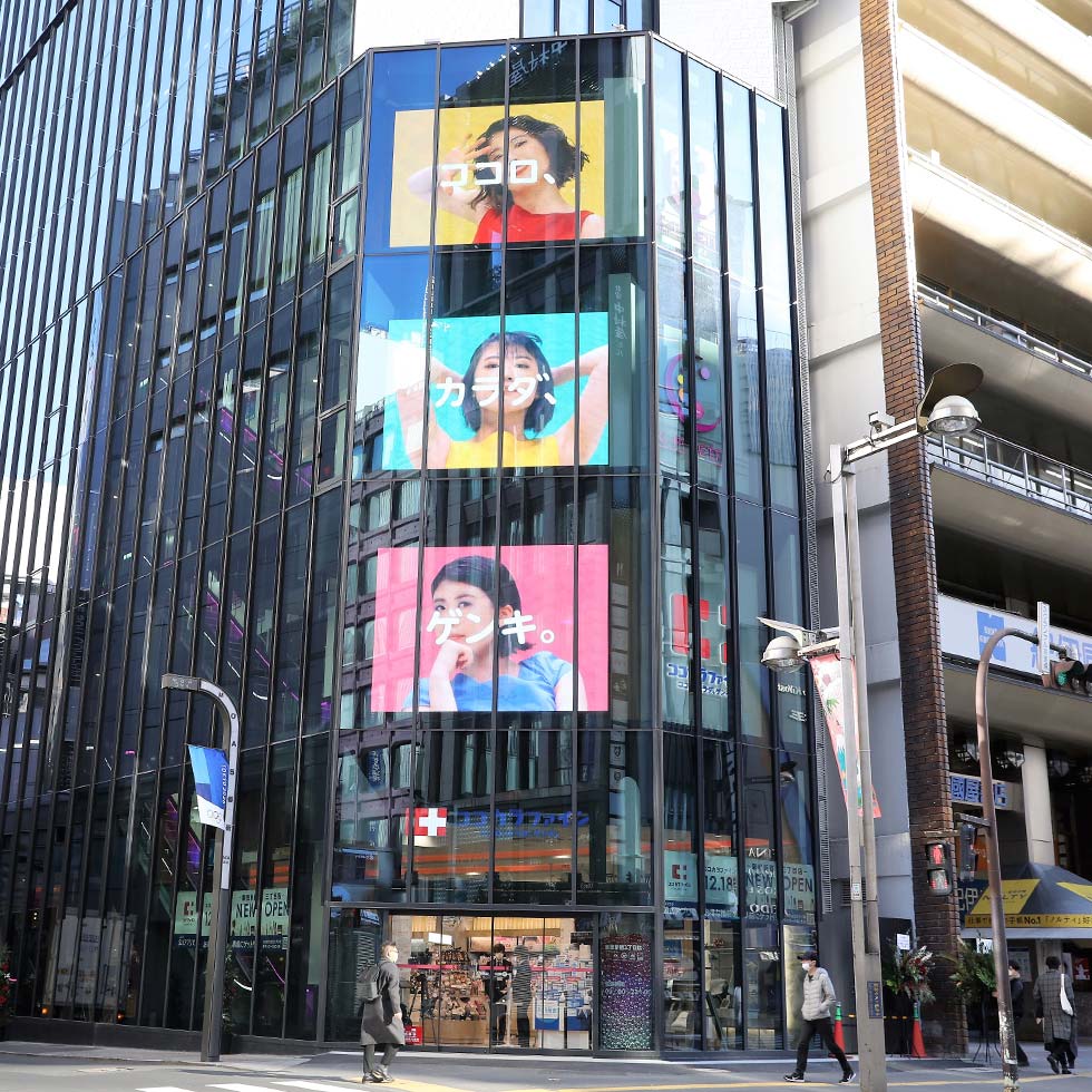 店舗の外観。巨大な屋外サイネージ3画面で新宿の新たなランドマークを目指す