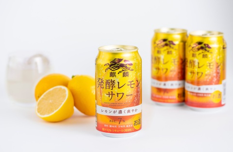 2021年3月16日に発売する「麒麟 発酵レモンサワー」。想定小売価格は350ミリリットル缶が174円、500ミリリットル缶が240円（いずれも税別）