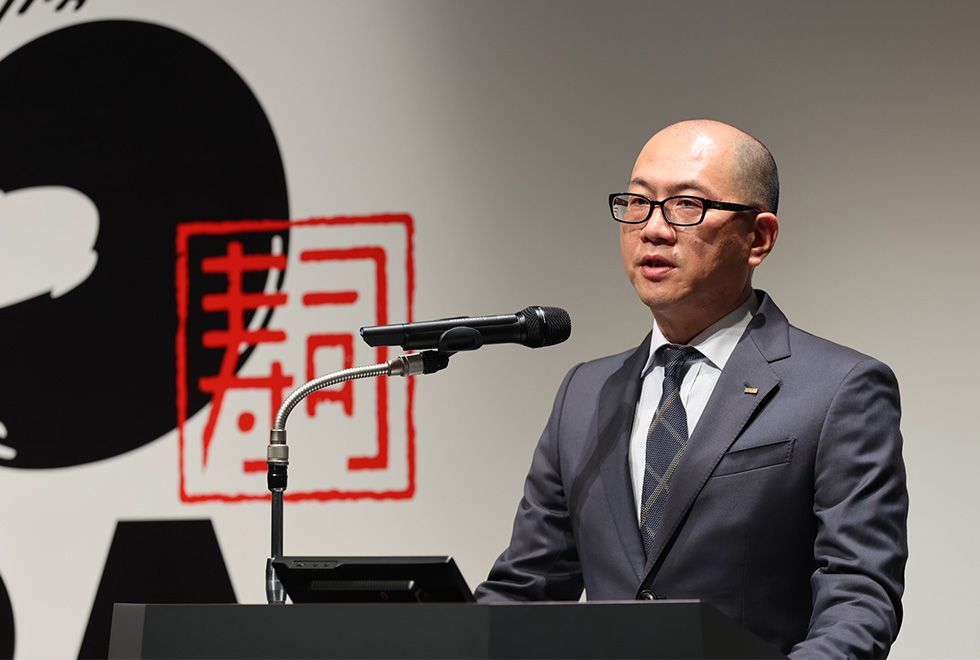 21年4月21日に行われた「グローバル旗艦店『くら寿司 道頓堀』オープン発表会」に登壇したくら寿司の田中信副社長