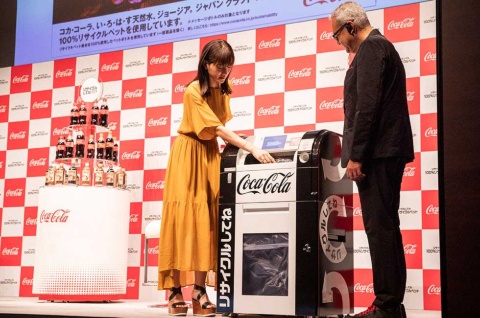 発表会でリサイクルボックスに空になったペットボトルを入れる綾瀬。キャップ専用の投入口もある
