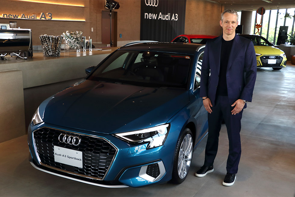 新型「A3スポーツバック」と発表会に登壇したアウディジャパンのフィリップ・ノアック社長