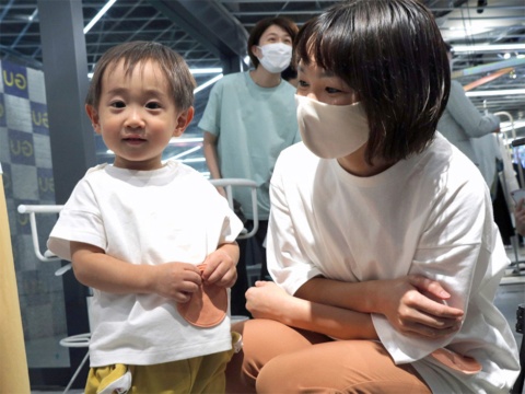 「GU baby」がテレビ東京の赤ちゃん向け番組「シナぷしゅ」とコラボレーションした新商品を発売。Tシャツは親子でおそろいを着られるように大人向け（ユニセックス）も用意している