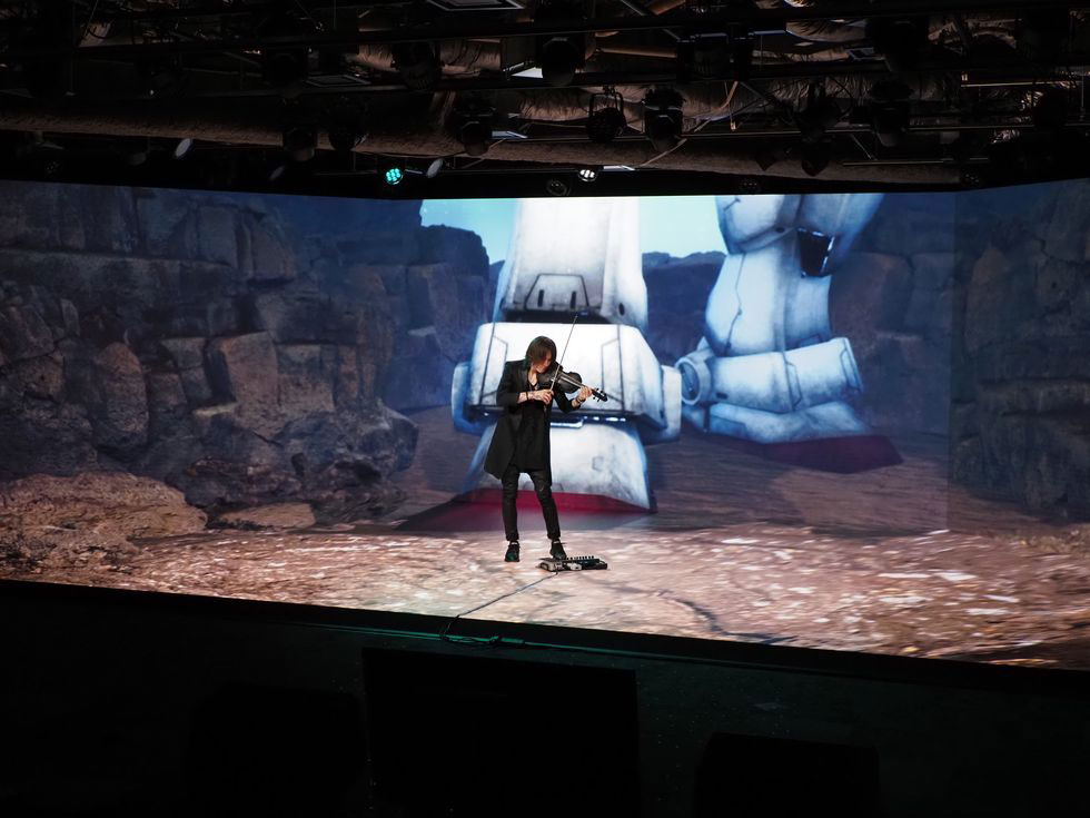 オープニングセレモニーには Luna S 日経クロストレンド