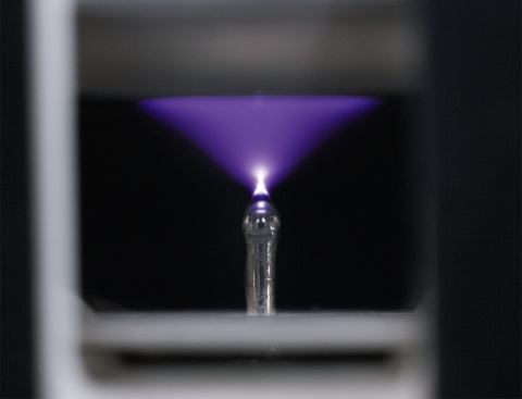 ナノイーXのデバイス。紫色に光っている部分がOHラジカル生成領域