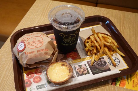 「DAY MENU」ではハンバーガーにポテトSとドリンクMがついたセットメニューで590円などと、価格が統一されていて分かりやすい(手前のエッグタルトはサイドメニューで190円)