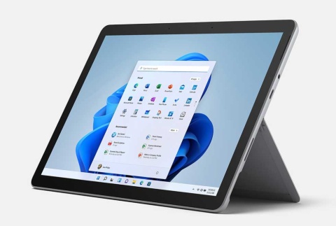 マイクロソフトのWindows 11搭載のタブレット型パソコン「Surface Pro 8」。背面のスタンドで自立する