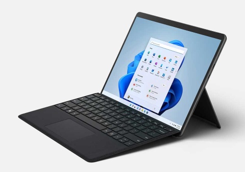 オプションのカバーを兼ねたキーボードを組み合わせることで、ノートパソコンのように使うこともできる