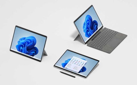 スタンドを使って自由な角度で立てられる。キーボードとペンはオプション