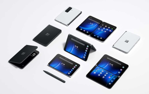 ディスプレーを開いたり折り畳んだりすることで、様々なスタイルで使用できる