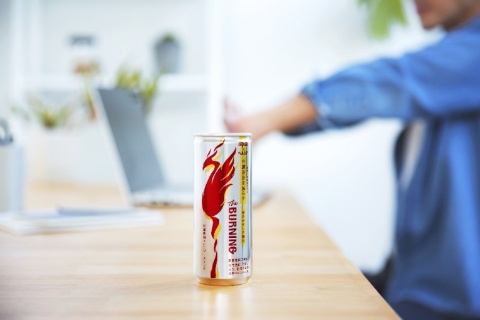 商品名「The BURNING(ザ バーニング)」と火の鳥を配したシンプルでスタイリッシュなデザイン。Wブースト感(気分ブースト×BMIが高めな方の内臓脂肪を減らす)を直感的に訴求し、働く男性の購入意向を喚起するイメージだという(画像提供/ダイドードリンコ)