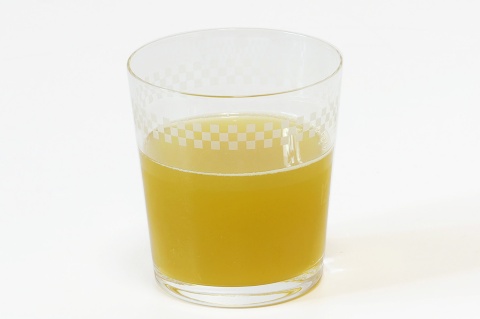 味はトロピカルフレーバーとカテキンが融合した「新感覚の味わい」とダイドーは表現。飲んでみると、一般的なエナジードリンクと緑茶が合体した、エナジードリンクながらヘルシーなイメージが湧く味がし、やや苦みを感じた