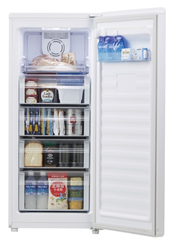 ハイアールで、一般家庭に最もよく売れているファン式で前開き式冷凍庫「JF-NUF138B」（138L/ファン式）。買い物カゴ4個分以上の収納が可能。「アルミトレイ」付きで、「急冷凍モード」と併せて使えば、素早く冷凍できる。オープン価格で実勢価格は税込み3万2850円（写真提供／ハイアールジャパンセールス