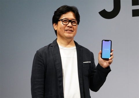 新モデルのJINS MEMEを掛けているジンズ 田中仁CEO。「テック好きでなくてもかけられる」とアピールした