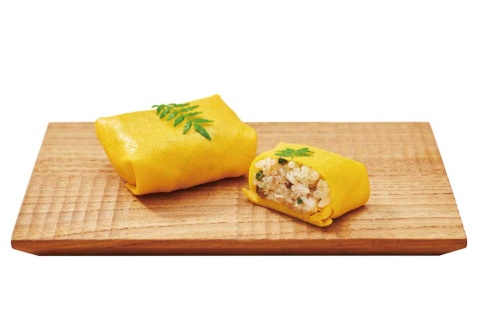 「鯛茶きん鮨」は酢飯にタイの身やゴボウ、山椒（さんしょう）を混ぜ込み、薄焼き卵で包んだ一品。タイのあらから取っただしが効いている