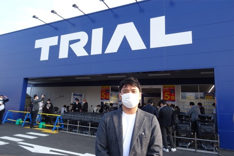 開業日にスーパーセンタートライアル宮田店の前に立つRetail AI（リテールAI、東京・港）の代表取締役CEO（最高経営責任者）、永田洋幸氏
