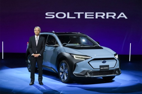 2021年11月11日に世界初公開されたスバルの電気自動車（EV）「SOLTERRA（ソルテラ）」。発表会には中村知美社長が登壇した（車体はプロトタイプ、以下同）