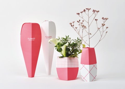 「花屋のためのアンボックス」は折り返すことで強度が増し、花瓶として使える構造「リバーシブルスタンド紙工」を活用（写真／Ryoukan Abe）