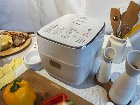 ハイアールジャパンセールス（大阪市）は2021年12月1日に無水かきまぜ自動調理器「HotDeli（ホットデリ）」（JJT-R10A）を発売。価格はオープンで実売価格（予想）は2万4000円（税込み）前後