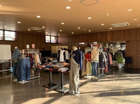 10月15日、拓殖大学の学生寮内のコンビニにオープンした無人の古着店「FCLC 拓殖大学 by spinns」