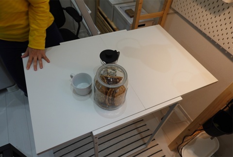 畳んだ状態だと1人用のテーブル、引き出して天板を広げると、2人で使える食卓サイズになる「ムッデゥス ドロップリーフテーブル」