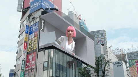新宿東口の立体街頭ビジョン「クロス新宿ビジョン」で、バーチャルヒューマンimmaが出演する広告を放映する（画像提供／レノボ・ジャパン）