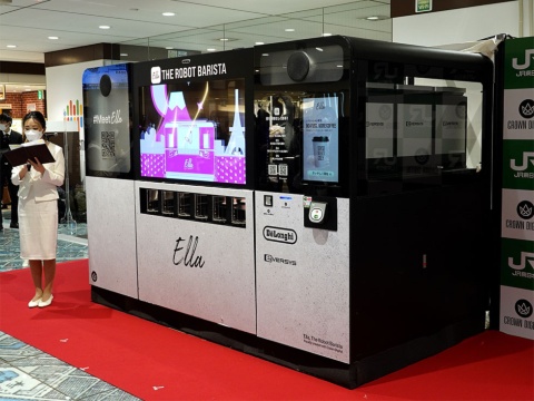 JR東日本がテストマーケティングを行っている、AI搭載ロボット型コーヒーバリスタ「Ella（エラ）」。上部には防犯用のカメラが付いている