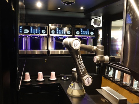 内部には、業務用コーヒーマシンとロボットアームがある