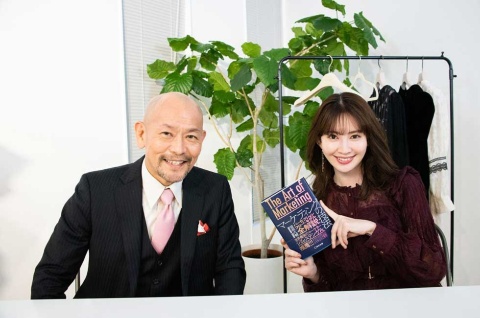 クー・マーケティング・カンパニー代表取締役の音部大輔氏と小嶋陽菜氏が対談。小嶋氏が手にしているのは音部氏の著書『The Art of Marketing マーケティングの技法』(宣伝会議、2021年)