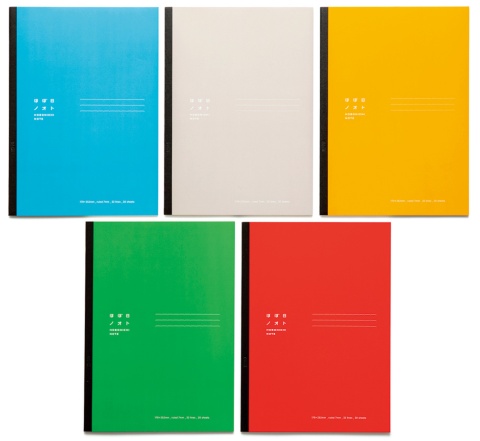 ほぼ日の「ほぼ日ノオト」のサイズは一般的な大学ノートと同じ「セミB5」（179×252ミリメートル）で、ブルーやグレー、イエロー、グリーン、レッドの5色で展開している