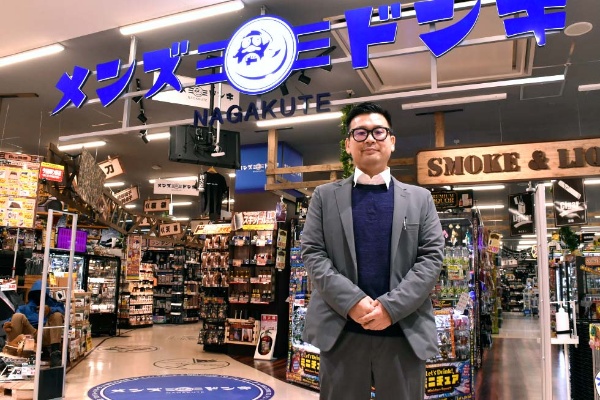 ドンキが 日本一若い街 にメンズ専門新業態 黒一色の売り場も 日経クロストレンド ドンキが 日本一若い街 にメンズ専門新業態 黒一色の売り場も 日経クロストレンド