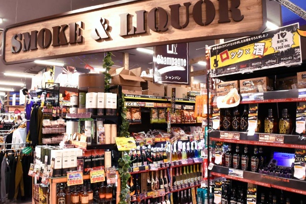 ドンキが 日本一若い街 にメンズ専門新業態 黒一色の売り場も 日経クロストレンド ドンキが 日本一若い街 にメンズ専門新業態 黒一色の売り場も 日経クロストレンド