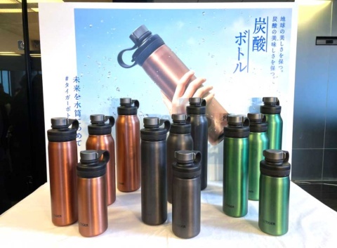 タイガー魔法瓶（大阪府門真市）の「真空断熱炭酸ボトル」。サイズは500ミリリットル（オープン価格、同社の市場想定価格は税込み6000円）、800ミリリットル（同6500円）、1.2リットル（同7000円）、1.5リットル（同7500円）。カラーは左からカッパー、スチール、エメラルドの3色で展開