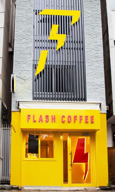 表参道交差点に近い青山通り沿いにオープンした「フラッシュコーヒー表参道店」。小さな店だが、ブランドカラーの鮮やかなイエローが遠くからも目を引く