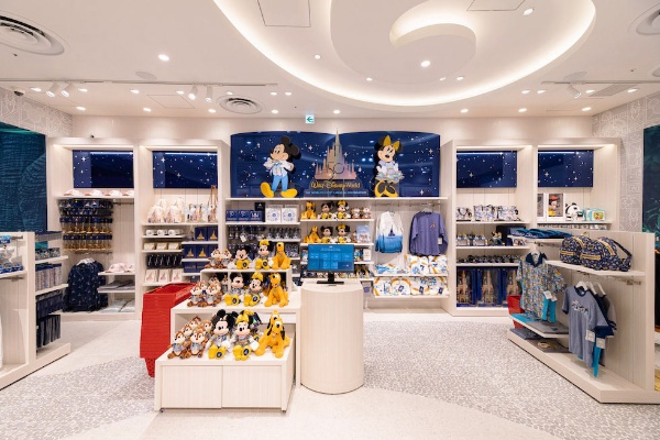 新宿にディズニーストア旗艦店 豪華な内観も 主役はスタッフ 日経クロストレンド 新宿にディズニーストア旗艦店 豪華な内観も 主役はスタッフ 日経クロストレンド