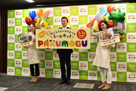 ワタミの宅食新ブランド「PAKU MOGU」の記者発表会での一枚（写真中央がワタミ会長兼社長の渡邊美樹氏、撮影日は2022年2月1日）