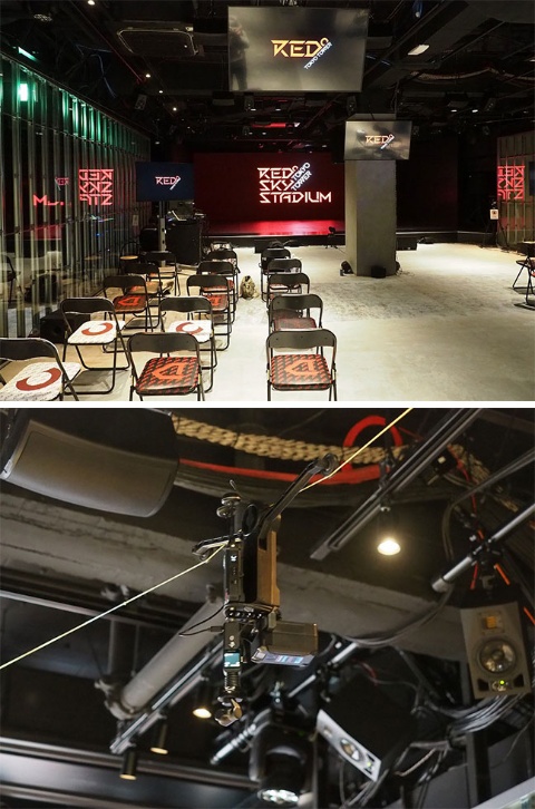 「RED° TOKYO TOWER SKY STADIUM」は正面と左右の壁、床にLEDディスプレーを組み込んだ。イベントスペースとしては小規模で、ステージは5対5の対戦がギリギリできるくらいのサイズ（上）。観客席の左右壁際にワイヤーロープでつるしたカメラによって、クレーンカメラのような映像が撮影できる（下）