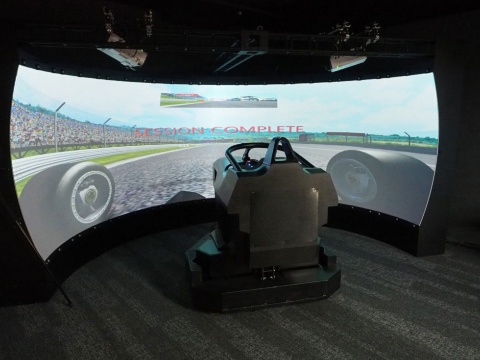超大型ウルトラワイドモニターを使ったシミュレーター。VR用のヘッドセットと組み合わせて、バーチャルなレース体験ができる