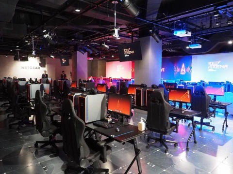 ネットカフェのようにPCゲームを楽しめる「RED° ARENA」。イベント会場としても利用可能