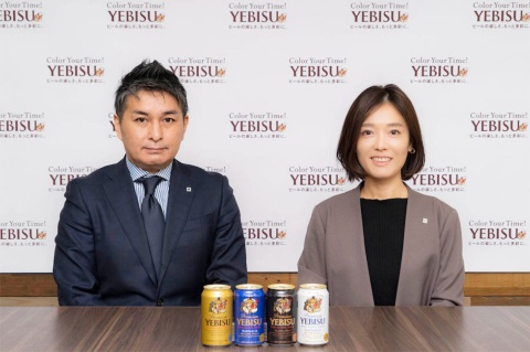 説明会に登壇したサッポロビールマーケティング本部 ビール&RTD事業部長の武内亮人氏（左）とブランドマネージャーの沖井尊子氏（右）
