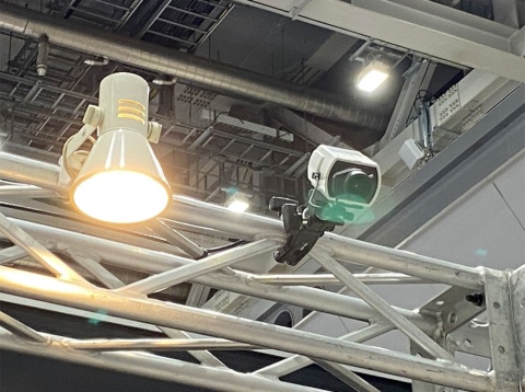 展示スペースに設置された監視カメラ。撮影した画像はリアルタイムにデモ画面に反映されている
