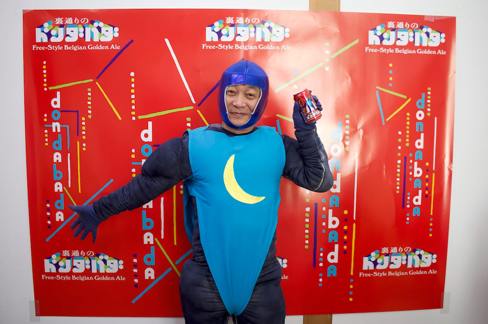 ヤッホーブルーイング社長の井手直行氏。パッケージに描かれたプロレスラーのコスチュームをまとって新商品発表会に登壇した
