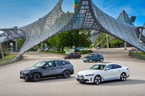 ミドルサイズ4ドアクーペの新型「BMW i4」シリーズ（右側手前）。4シリーズの4ドアクーペ「4シリーズグランクーペ」とデザインや基本を共有する。価格は750万円（税込み、以下同）から