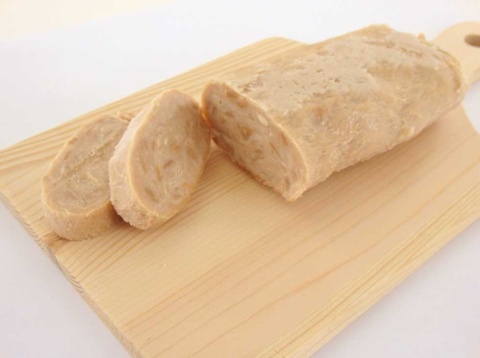 亀田製菓のプラントベースフードの新ブランド「JOY GREEN」から発売された業務用の「植物生まれのベースミート」。JOY GREENの商品は動物性素材を一切使わないことを重視。肉をまとめるためのつなぎや味付けにも使わない意向だ