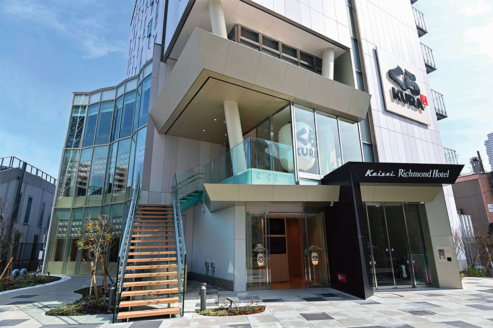 スカイツリー押上駅前店の外観。くら寿司には珍しく2階建て。夜は窓に設置された「カラフル提灯ウォール」が光り、映えるデザインとなっている