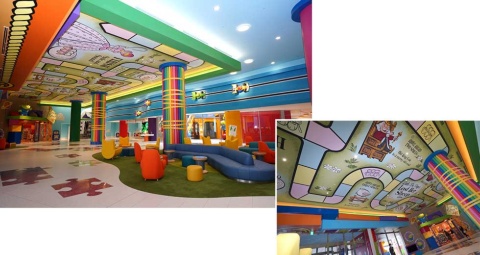 ホテルのロビーは玩具の世界を表現。天井一面には巨大なゲームボードが広がる　©Disney／Pixar