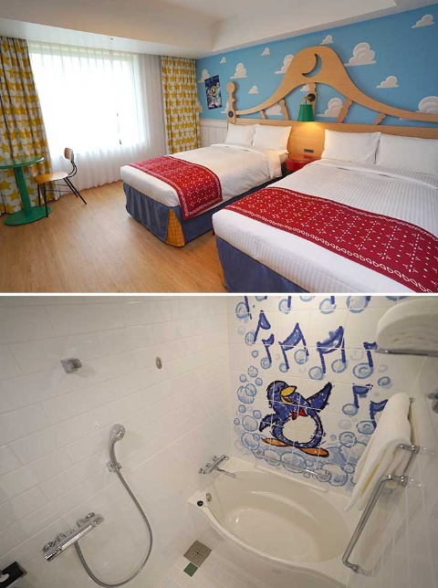 定員4人のスタンダードルーム（29平方メートル）の客室（上）。バスルームの壁（下）には、ペンギン人形の「ウィージー」が描かれる　©Disney／Pixar