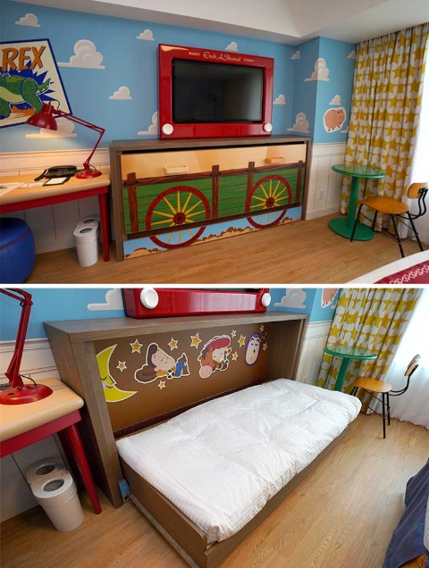 定員4人のスタンダードルームでは、レギュラーベッド2台に加え、ベッドからスライドさせる「トランドルベッド」、上写真のエッチ・ア・スケッチ風テレビの下部分から引き出す「プルダウンベッド」が利用できる。下写真はベッドを引き出したところ　©Disney／Pixar
